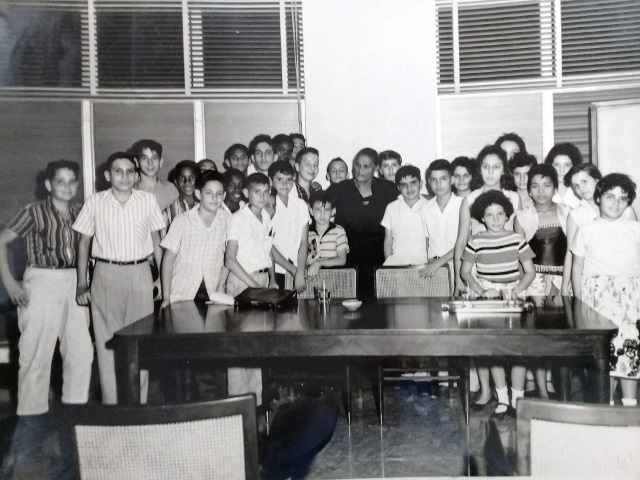 Foto de Los niños y adolescentes de la Sala Juvenil reunidos con Panchita, la costurera de Fidel, 12 de febrero de 1960. Colección de fotografías BNJM.